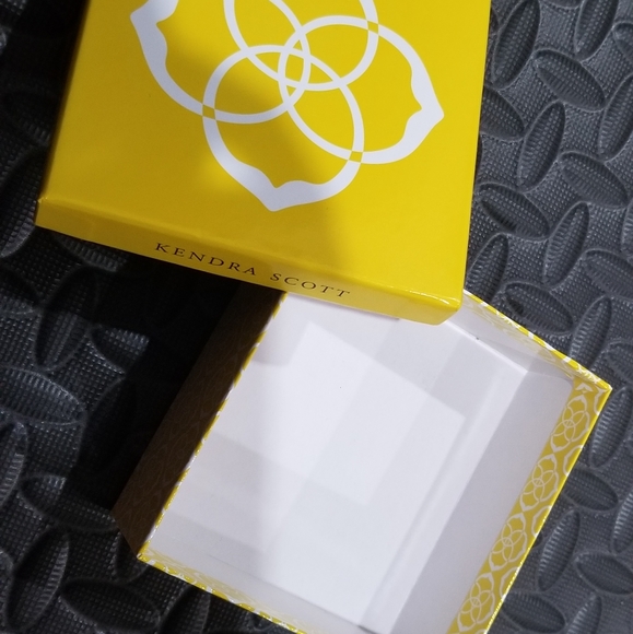 Kendra Scott Yellow White Logo Jewelry / Earrings Gift Box Bundle Padded Fit - Picture 12 of 12